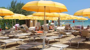 Spiaggia privata, lettini da mare, ombrelloni