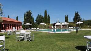 Piscina stagionale all'aperto, ombrelloni da piscina, lettini