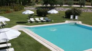 Piscina stagionale all'aperto, ombrelloni da piscina, lettini