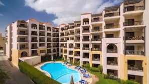 4 outdoor pools, pool umbrellas, pool loungers