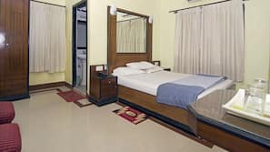 In-room safe, desk, free WiFi