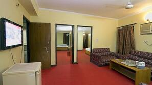 In-room safe, desk, free WiFi