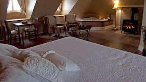 Bureau, rideaux occultants, fer et planche à repasser sur demande