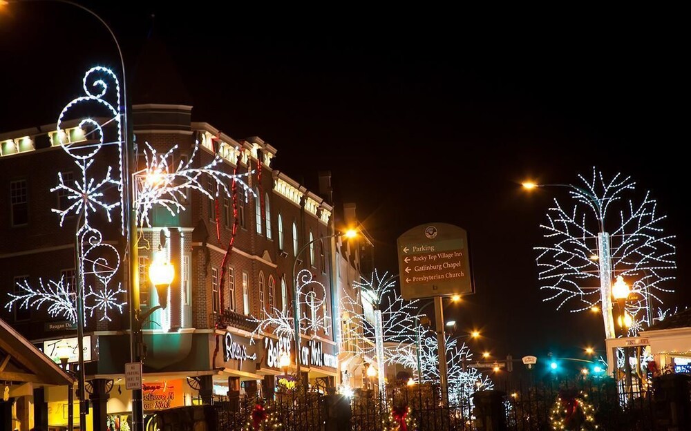 Cupids Arrow In Gatlinburg Pigeon Forge Hotel Rates Reviews