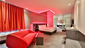 In-room safe, soundproofing, iron/ironing board, free WiFi