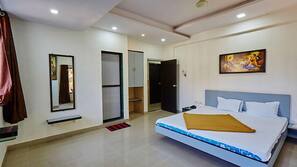 Desk, rollaway beds, free WiFi