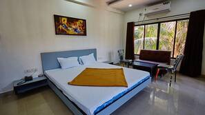 Desk, rollaway beds, free WiFi