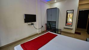 Desk, rollaway beds, free WiFi