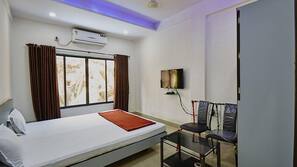 Desk, rollaway beds, free WiFi