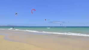 Am Strand, weißer Sandstrand, Windsurfen