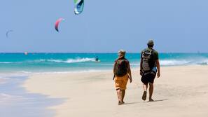 Am Strand, weißer Sandstrand, Windsurfen