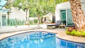 Una piscina al aire libre (de 9:00 a 23:00), sombrillas, tumbonas