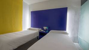 Cortinas opacas y tabla de planchar con plancha