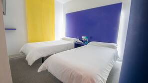 Cortinas opacas y tabla de planchar con plancha