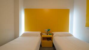 Cortinas opacas y tabla de planchar con plancha