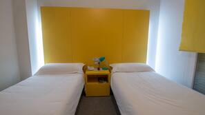 Cortinas opacas y tabla de planchar con plancha