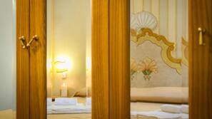 Copriletto in piuma, minibar, una cassaforte in camera, una scrivania