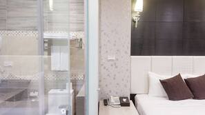 Premium bedding, desk, iron/ironing board, free WiFi