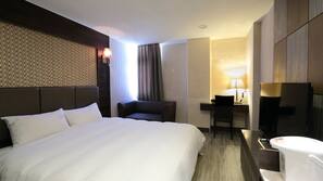 Premium bedding, desk, iron/ironing board, free WiFi