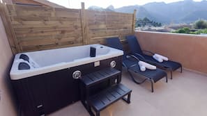 Outdoor spa bath