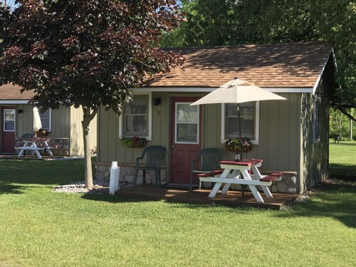 Great Place to stay Cedar Ridge Cabins near Honor 