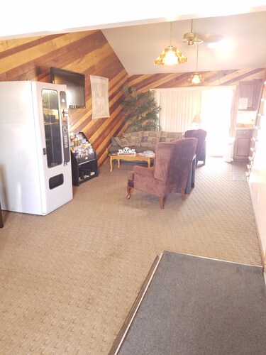 Check Expedia for Availability of Deer Creek Motel