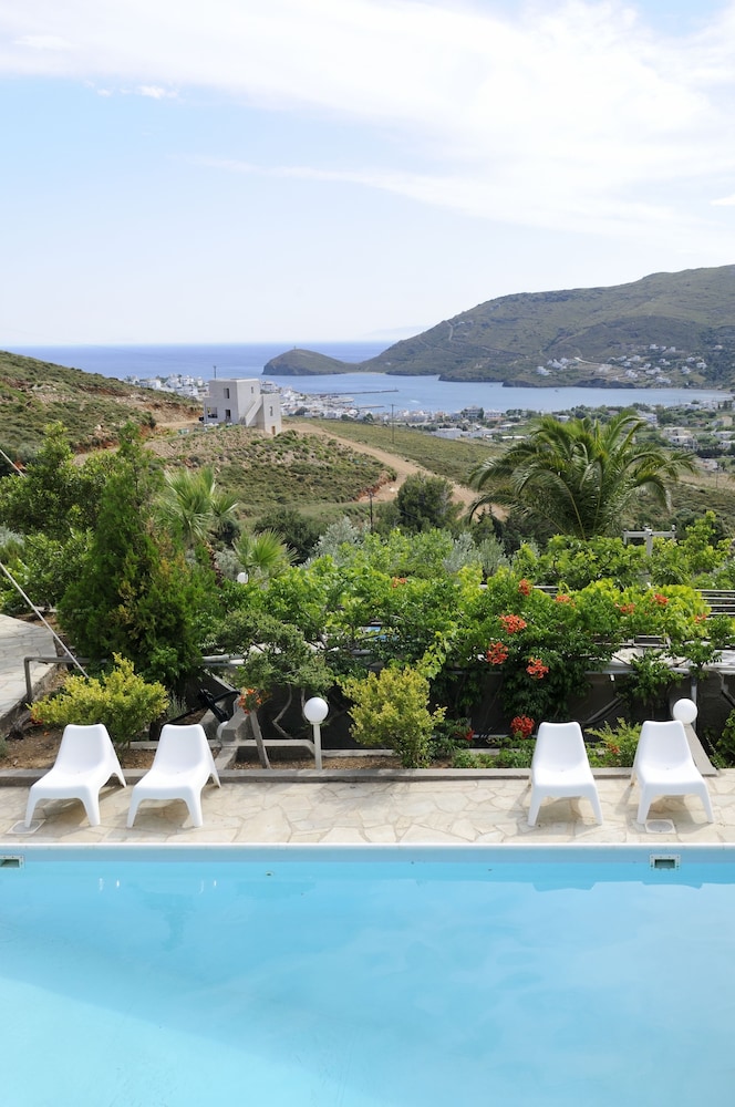 Kymothoi Rooms & Pool Bar in Gávrion, Greece