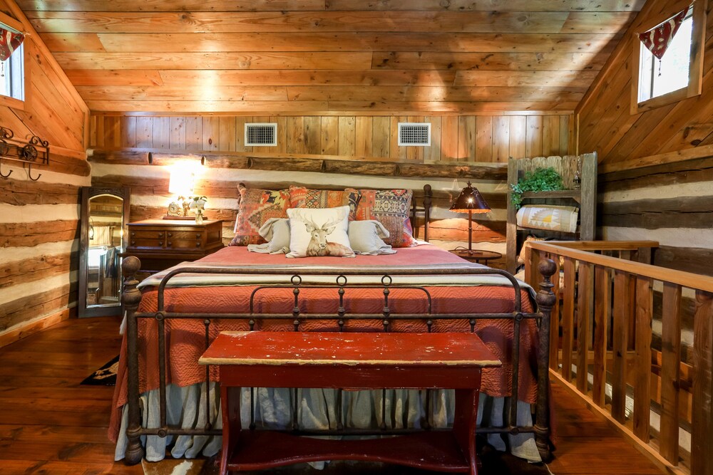 Happy Trails Log Cabin In Fredericksburg Hotel Rates Reviews