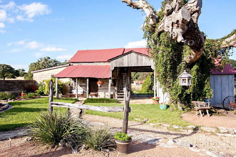 Clear Springs Log Cabin In Fredericksburg Hotel Rates Reviews