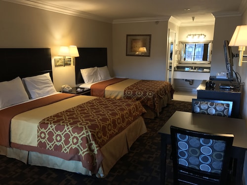 76 Hotels Near Six Flags Magic Mountain In Los Angeles California