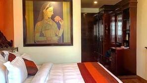 Desk, free rollaway beds, free WiFi