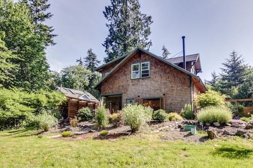 Great Place to stay The Artist's Retreat near Bainbridge Island