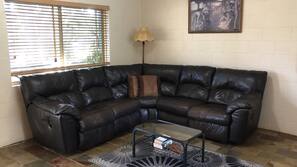 Flat-screen TV, fireplace, DVD player