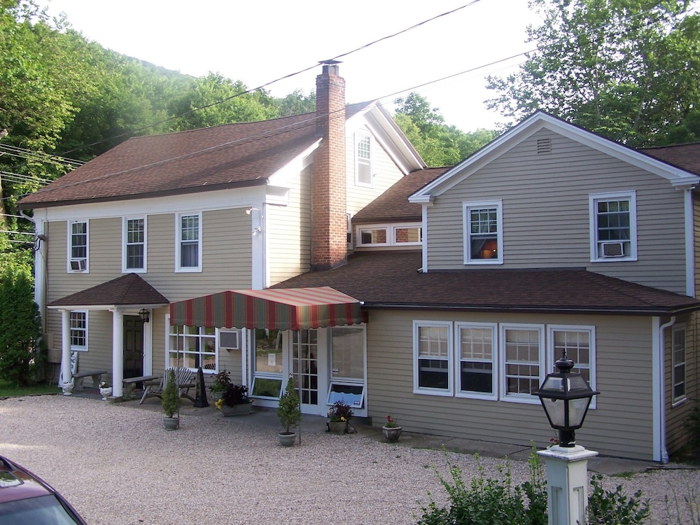 Cornwall Inn and Lodge in Torrington, United States