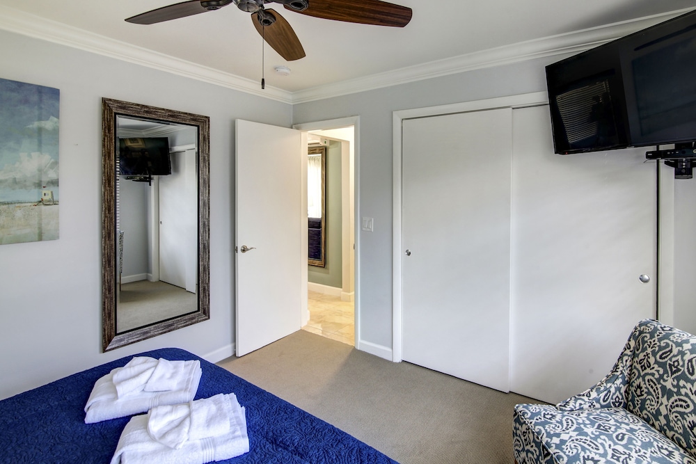 Room, May-Dee Suites