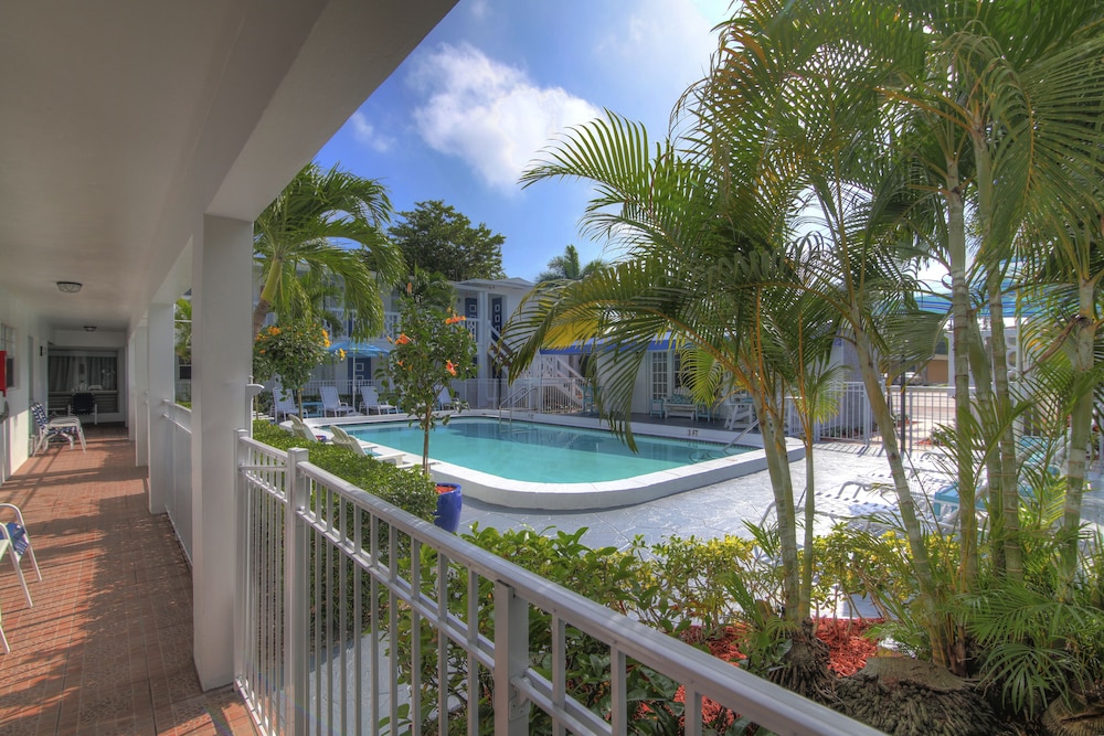 Outdoor pool, May-Dee Suites