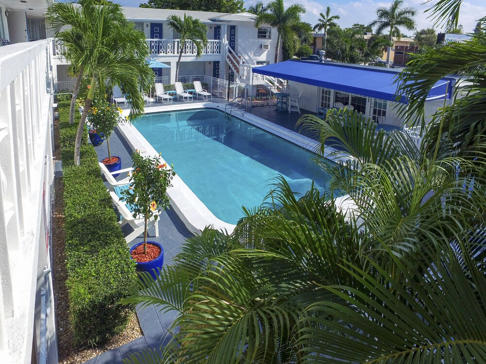 Outdoor pool, May-Dee Suites