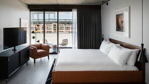 Egyptian cotton sheets, premium bedding, in-room safe, desk