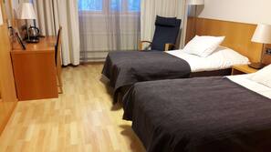 Työpöytä, äänieristys, silitysrauta/-lauta, ilmaiset vauvansängyt