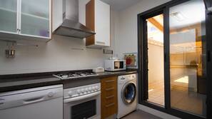 Full-sized fridge, microwave, oven, hob