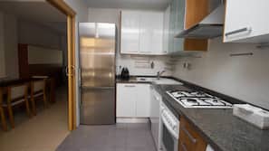 Full-sized fridge, microwave, oven, hob