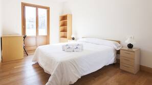 2 bedrooms, iron/ironing board, free cribs/infant beds, free WiFi