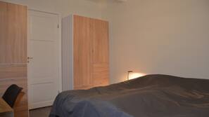1 Schlafzimmer, hochwertige Bettwaren, Bügeleisen/Bügelbrett