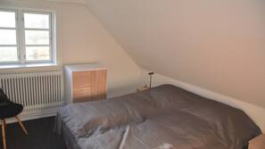 1 Schlafzimmer, hochwertige Bettwaren, Bügeleisen/Bügelbrett