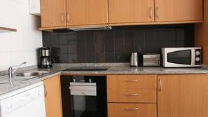 Frigorífico grande, microondas, placa de cocina y cafetera o tetera