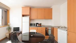 Frigorífico grande, microondas, placa de cocina y cafetera o tetera