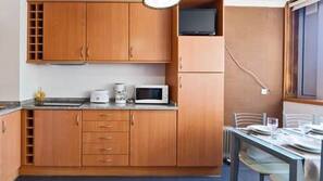 Frigorífico grande, microondas, placa de cocina y cafetera o tetera