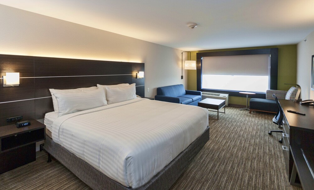 Holiday Inn Express & Suites Dodge City, an IHG Hotel