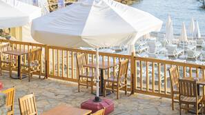 Privéstrand vlakbij, ligstoelen aan het strand, parasols