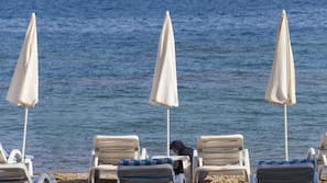 Privéstrand vlakbij, ligstoelen aan het strand, parasols